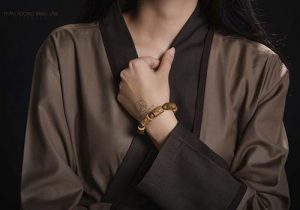 Vòng tay trầm hương đeo có tốt hay không