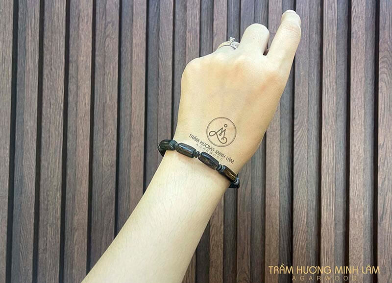 đeo vòng phong thủy bên tay trái