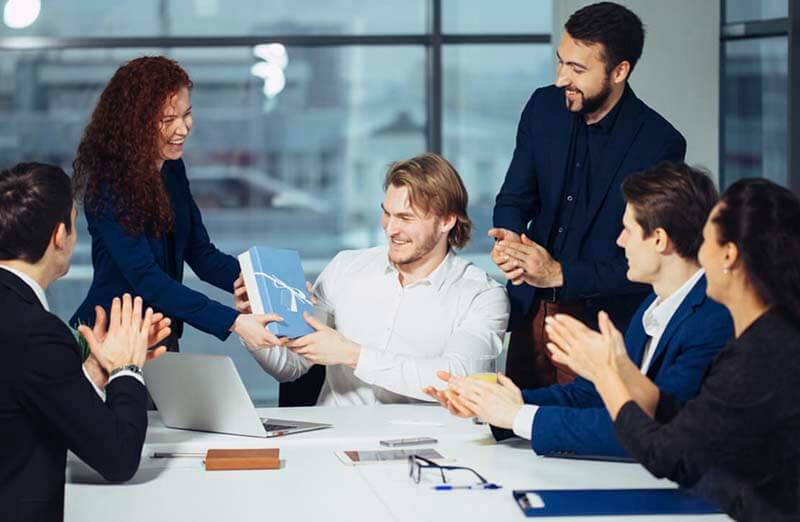 Cách tặng quà cho sếp