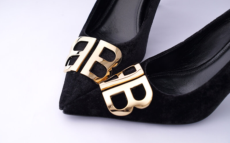 tặng Giày hiệu cho sếp