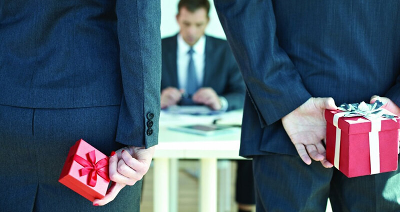 LƯU Ý KHI MUA QUÀ TẶNG SẾP NAM