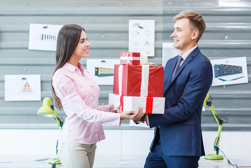 Tại sao lại phải tặng quà cho sếp nữ
