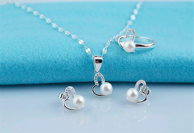 tặng trang sức cho sếp