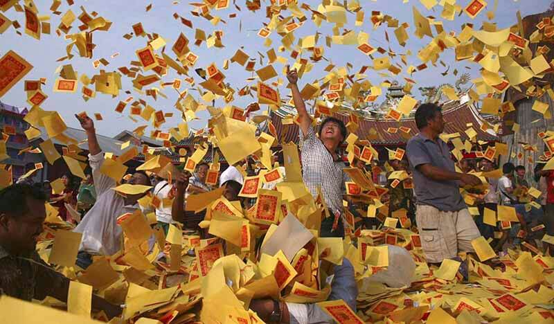 mọi người phải cúng cháo, gạo, bánh, tiền vàng mã để ma quỷ không quấy nhiễu