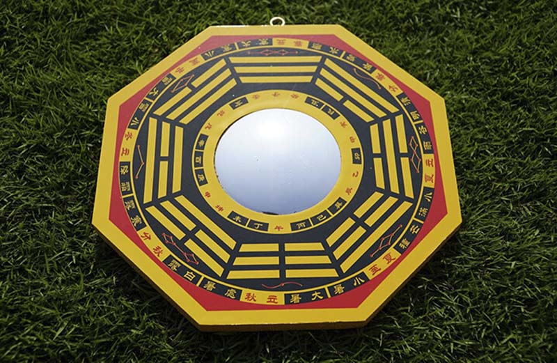 Gương bát quái chính là vật chiếu yêu cho ngôi nhà