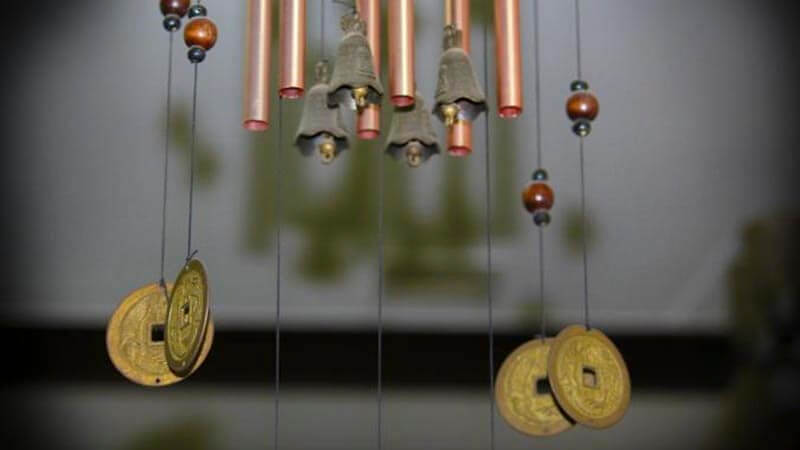 Treo chuông gió ngoài cửa trước