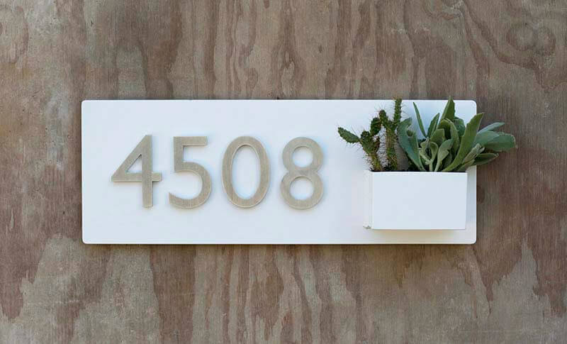 Lau chùi sạch sẽ bảng tên - số nhà