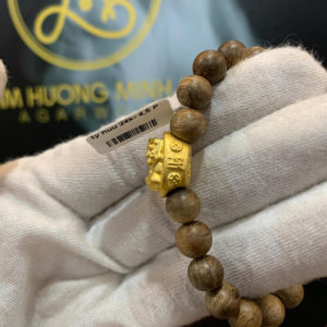 Vòng trầm cao cấp mix charm vàng 24k Tỳ Hưu 2