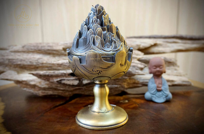 Đốt nhang nụ trong bộ thưởng trầm